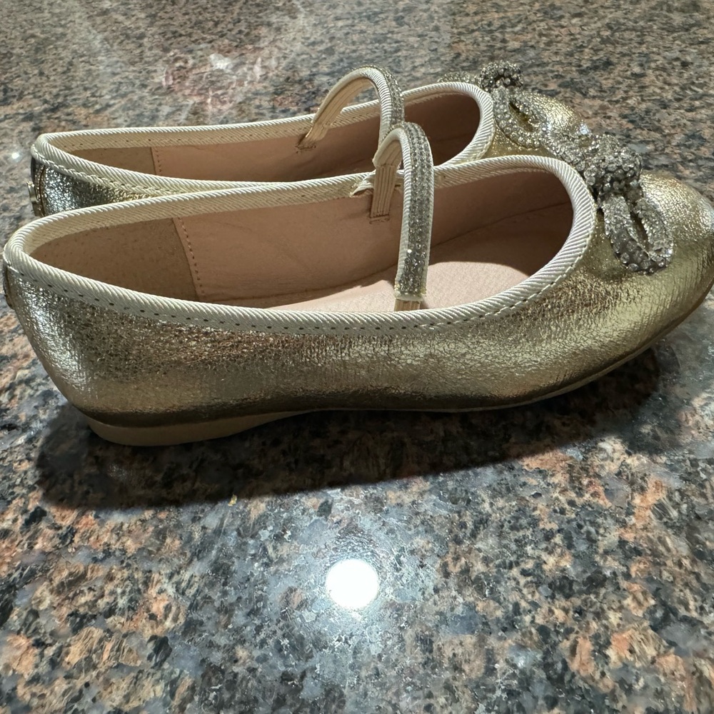 Size 9 toddlers flat shoes for girl new with no box